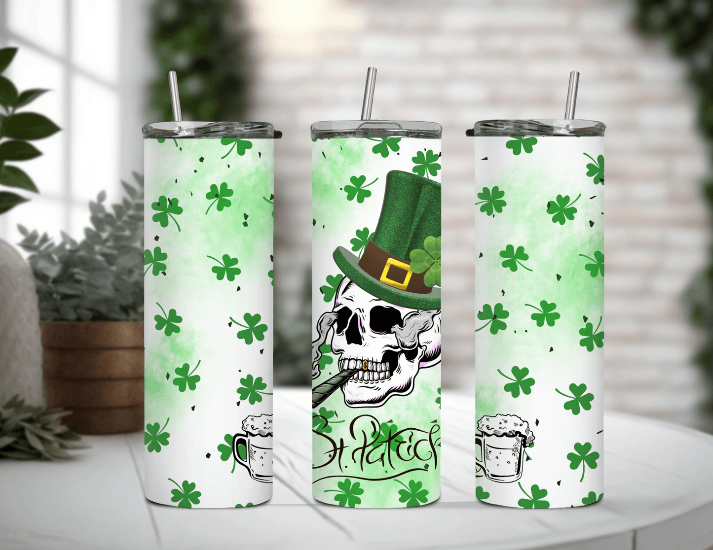 Vaso estrecho de 20 oz con calavera del Día de San Patricio