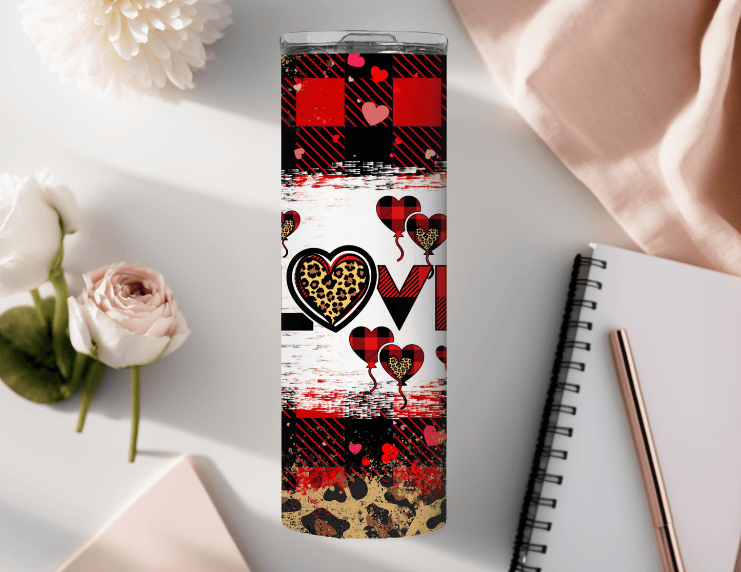 Vaso estrecho de 20 oz con estampado de leopardo y corazones de San Valentín