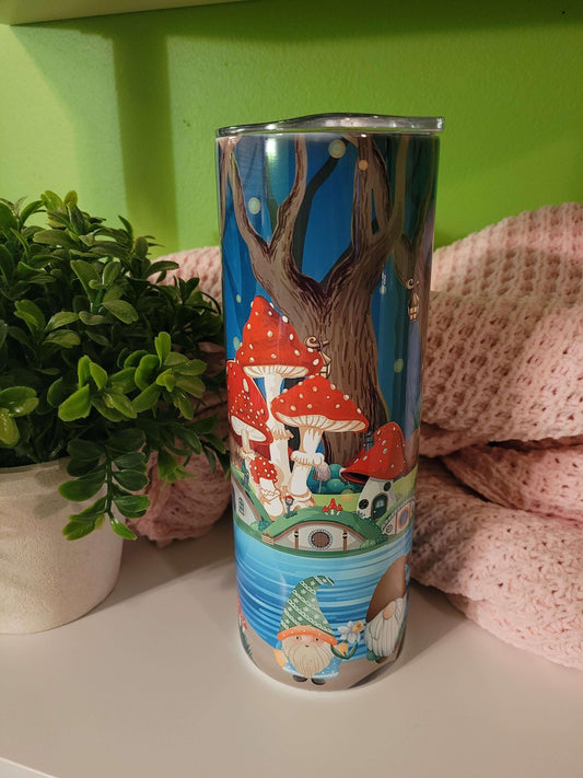 Vaso delgado de 20 oz con diseño de aldea de gnomos de hongos