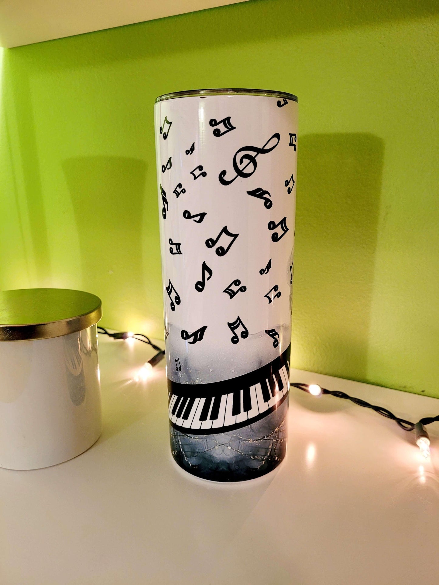 Vaso delgado de 20 oz con notas musicales y teclas de piano